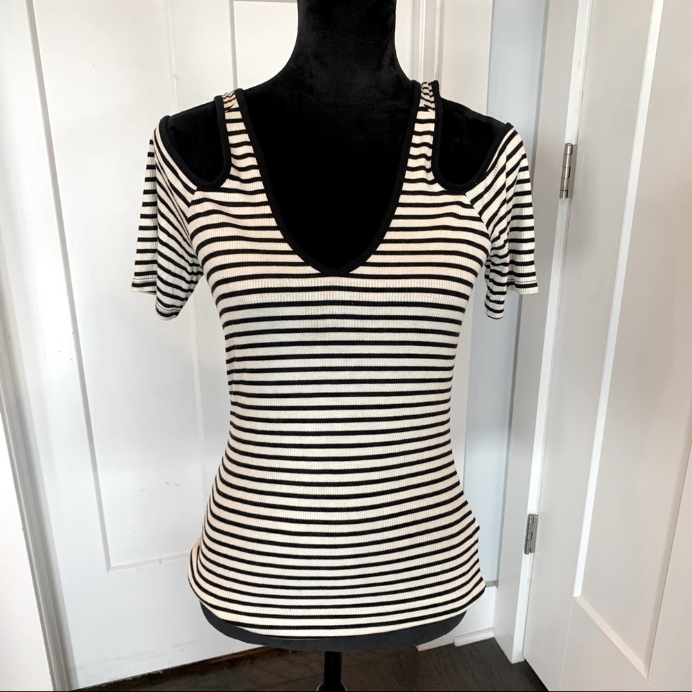 💥Harlowe & Graham cutout shoulder top